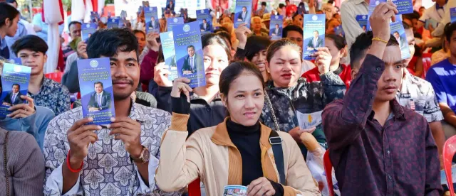 រដ្ឋមន្ត្រីក្រសួងការងារ ៖ អ្នកមានការងារធ្វើក្នុងប្រទេសកើនឡើងដល់ប្រមាណ ១០,៧ លាននាក់ - AMS Article Thumbnail