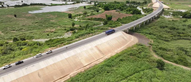 កម្ពុជាបន្តជំរុញការកៀរគរធនធានសម្រាប់គម្រោងដឹកជញ្ជូនជាង ១៧០ តម្លៃជាង ៣៦ ពាន់លានដុល្លារ - AMS Article Thumbnail