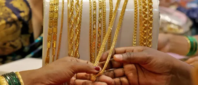 តម្លៃមាស​នៅកម្ពុជា អាចធ្លាក់ចុះក្រោម ៥០០០ ដុល្លារ ក្នុងមួយតម្លឹង - AMS Article Thumbnail