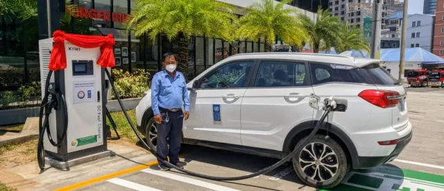 ពលរដ្ឋកម្ពុជាជាច្រើនងាកមកប្រើប្រាស់យានយន្តអគ្គិសនី ស្របពេលការនាំចូលប្រេងឥន្ធនៈធ្លាក់ចុះ - AMS Article Thumbnail