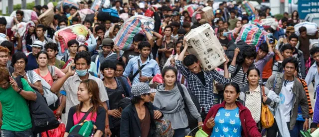 លំហូរសាច់ប្រាក់ពីបរទេសធ្លាក់ចុះជាង ២៣ ភាគរយ ក្រោយការវិលត្រឡប់របស់ពលករខ្មែរពីប្រទេសថៃ - AMS Article Thumbnail