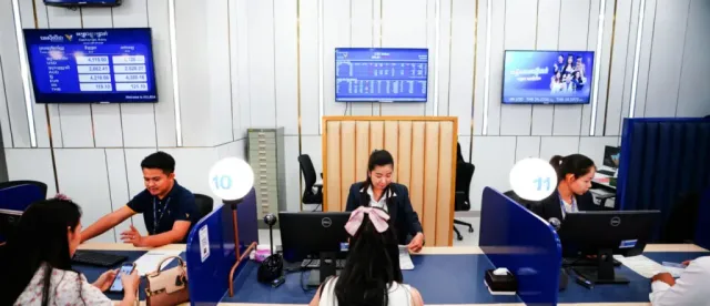 ធនាគារធំៗនៅកម្ពុជាឈរជើងយ៉ាងរឹងមាំ ខណៈទ្រព្យសកម្មក្នុងប្រព័ន្ធកើនដល់ជាង ១០០ ពាន់លានដុល្លារ - AMS Article Thumbnail