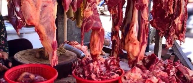 តម្លៃសាច់គោហក់ឡើងខ្ពស់នៅលើទីផ្សារ ខណៈកម្ពុជាបានបិទការនាំចូលពីប្រទេសថៃ - AMS Article Thumbnail