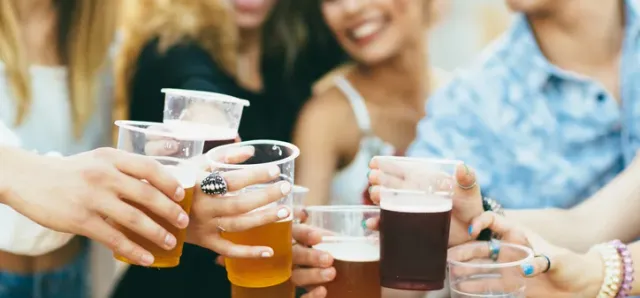 Thumbnail for និន្នាការផឹកគ្រឿងស្រវឹងរបស់យុវជន Gen Z ធ្លាក់ចុះ អ្នកផលិតស្រាខាតលុយរាប់រយពាន់លានដុល្លារ