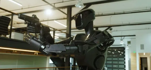 Thumbnail for អ៊ុយក្រែន បង្ហាញរ៉ូបូតមានរូបរាងដូចមនុស្ស Phantom MK-1 កាន់អាវុធប្រយុទ្ធនៅក្នុងសមរភូមិជួរមុខ