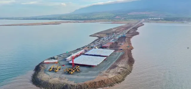 Thumbnail for កំពង់ផែកំពត ​ឡូជីស្ទីក​ ទំហំ​ជាង ​១០លានម៉ែត្រ​ការ៉េ​ នឹងជួយ​ជំរុញ​ឱ្យ​ការធ្វើពាណិជ្ជកម្ម​​ កម្ពុជា-អន្តរជាតិ កាន់តែងាយស្រួ​ល​