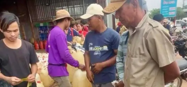 Thumbnail for ពលរដ្ឋសម្រុកទិញប្រេងស្តុកទុក ខណៈតម្លៃកំពុងហក់ឡើងខ្ពស់