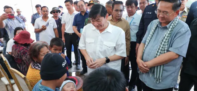 Thumbnail for អតីតពលករខ្មែរដែលប្រឡប់ពីថៃ ៦៥ម៉ឺននាក់ ទទួលបានឱកាសការងារ ខណៈរាជរដ្ឋាភិបាល​កំពុង​បន្តផ្សព្វ​ផ្សាយ​ឱកាស​ការ​ងារ​រាប់ម៉ឺនកន្លែង