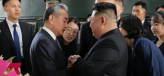 Thumbnail for រដ្ឋមន្ត្រីការបរទេសចិន លោក Wang Yi ទៅបំពេញទស្សនកិច្ចនៅកូរ៉េខាងជើងក្នុងសប្តាហ៍នេះ