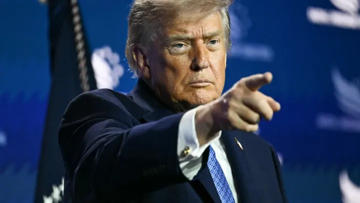 លោក Donald Trump គំរាមដំឡើងពន្...