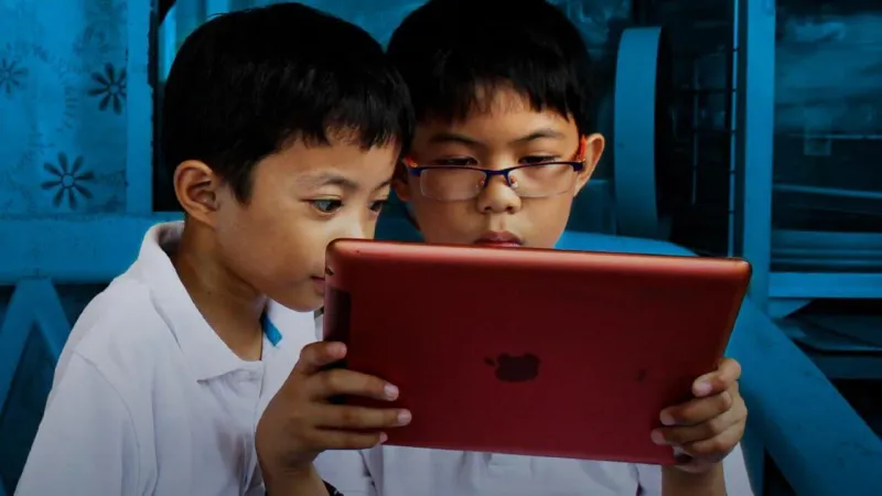 កុមារកម្ពុជាម្នាក់ ក្នុងចំណោម១០នាក់ រងគ្រោះដោយប្រព័ន្ធអ៊ីនធើណិត