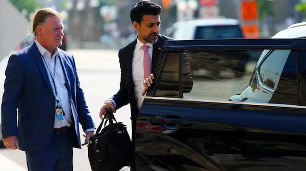 រដ្ឋមន្ត្រីពាណិជ្ជកម្មកាណាដានឹ...