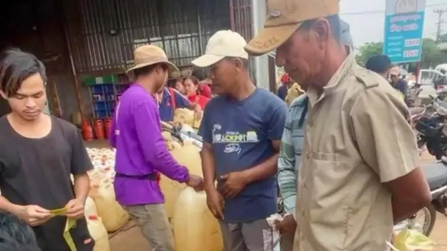 ពលរដ្ឋសម្រុកទិញប្រេងស្តុកទុក ខ...