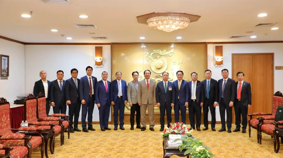 អ្នកឧកញ៉ា គិត ម៉េង៖ កម្ពុជា-វៀ...