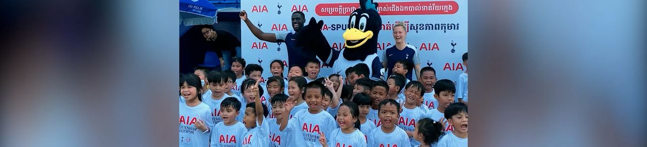 Image for article: គ្រូបង្វឹកពីក្លឹប Tottenham Hotspur មកចែករំលែកបច្ចេកទេសបាល់ទាត់កុមារជិត១ពាន់នាក់នាទីលាន ISI Park