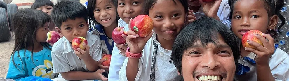 Image for article: ស្ថាបនិកសាលាដូង បារម្ភការសិក្សារបស់ក្មេងៗលើភ្នំគិរីរម្យទទូចសុំចិត្តទេសចរកុំឱ្យលុយក្មេងៗដែលឈរសុំតាមផ្លូវ