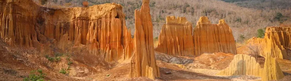 Image for article: «ដី​រលុះ​ធំ» រមណីយដ្ឋាន​ធម្មជាតិ​ដ៏កម្រក្នុង​ខេត្ត​ឧត្តរមានជ័យ ដែលមានដី​ច្រោះ​ផុស​ត្រដែត​ជា​ជួរៗ
