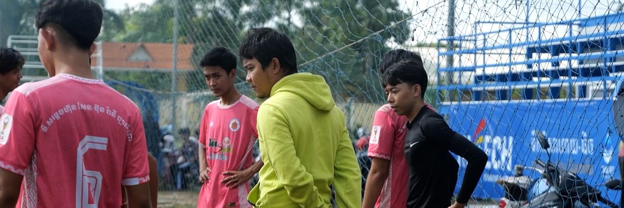 លោក សុខម៉ុង ដារ៉ា ៖ ក្រុមបាល់ទាត់វិទ្យាល័យច្បារអំពៅបានទាញយុវជននៅក្នុងតំបន់ឱ្យងាកមកលេងបាល់និងចូលរៀនបានទៀងទាត់បន្ទាប់ពីហ្វឹកហាត់ - Article Thumbnail