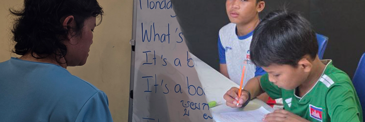 ឆ្លៀតពីការជូនកូនហ្វឹកហាត់រាល់ថ្ងៃ អ្នកស្រី ជីវ គីមហ៊ាន់ ស្ម័គ្រចិត្ត បង្រៀនភាសាអង់គ្លេសដល់យុវជនថ្នាលប្រដាល់សកលនៅស្តាតអូឡាំពិកដោយឥតគិតថ្លៃ - Article Thumbnail