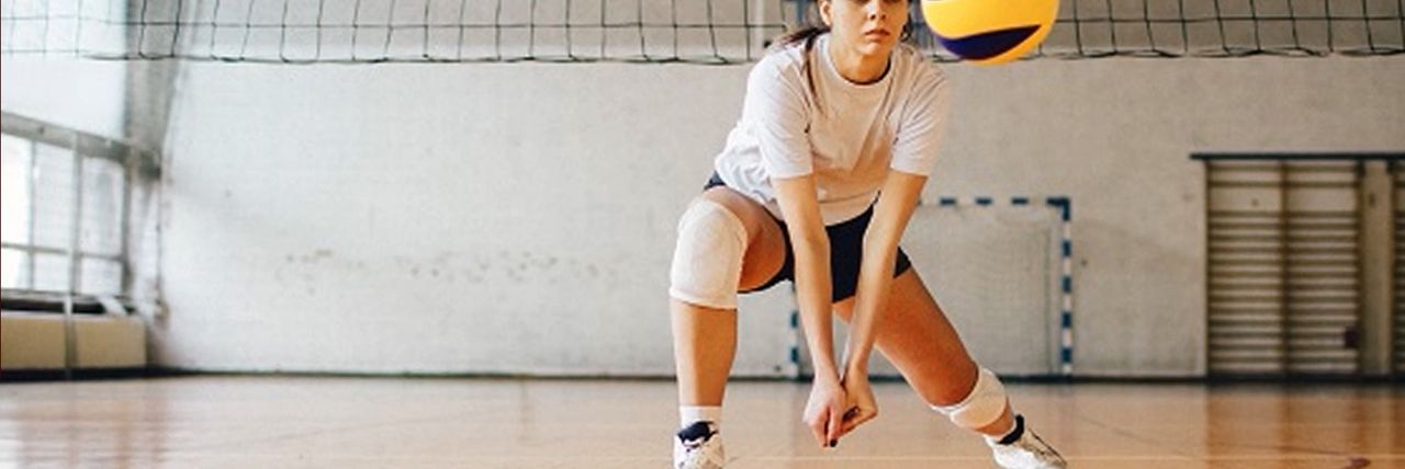 តើអ្នកគួរលេងកីឡាបាល់ទះដែរឬទេនៅពេលមិនស្រួលខ្លួន? - Article Thumbnail