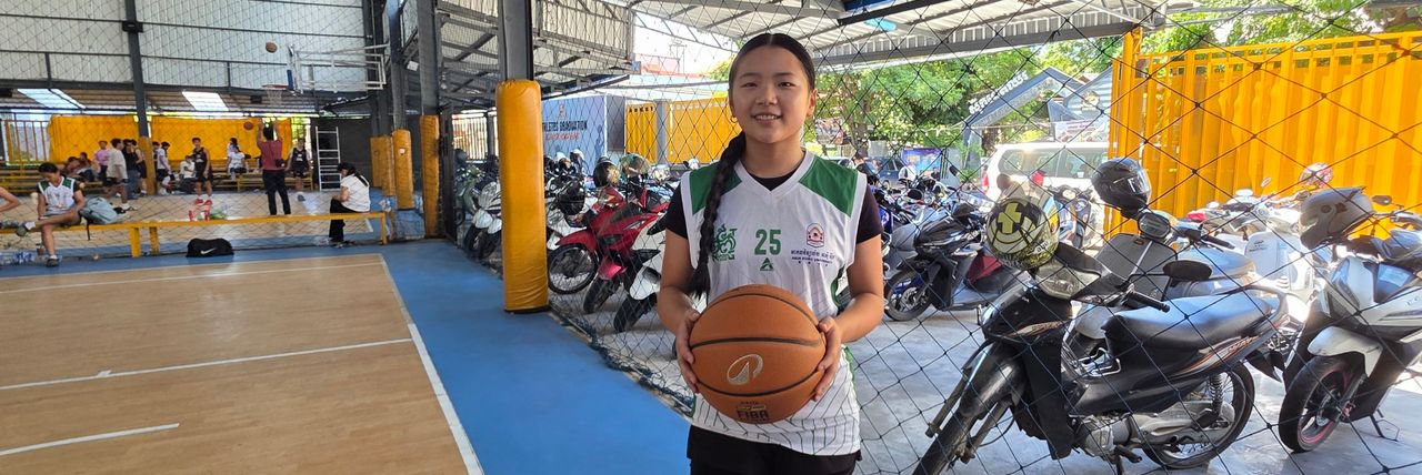 ឆ្លៀតឱកាសពីការមកលេងមាតុភូមិ កូនខ្មែរនូវែលសេឡង់ Jassica Ly ចូលរួមលេងកីឡាបាល់បោះក្នុងសាកលវិទ្យាល័យអាស៊ីអឺរ៉ុប - Article Thumbnail