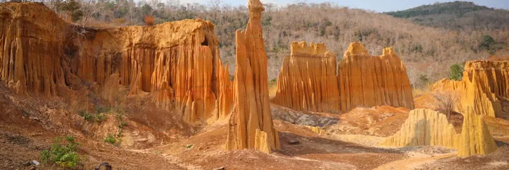 «ដី​រលុះ​ធំ» រមណីយដ្ឋាន​ធម្មជាតិ​ដ៏កម្រក្នុង​ខេត្ត​ឧត្តរមានជ័យ ដែលមានដី​ច្រោះ​ផុស​ត្រដែត​ជា​ជួរៗ - Main Article Image