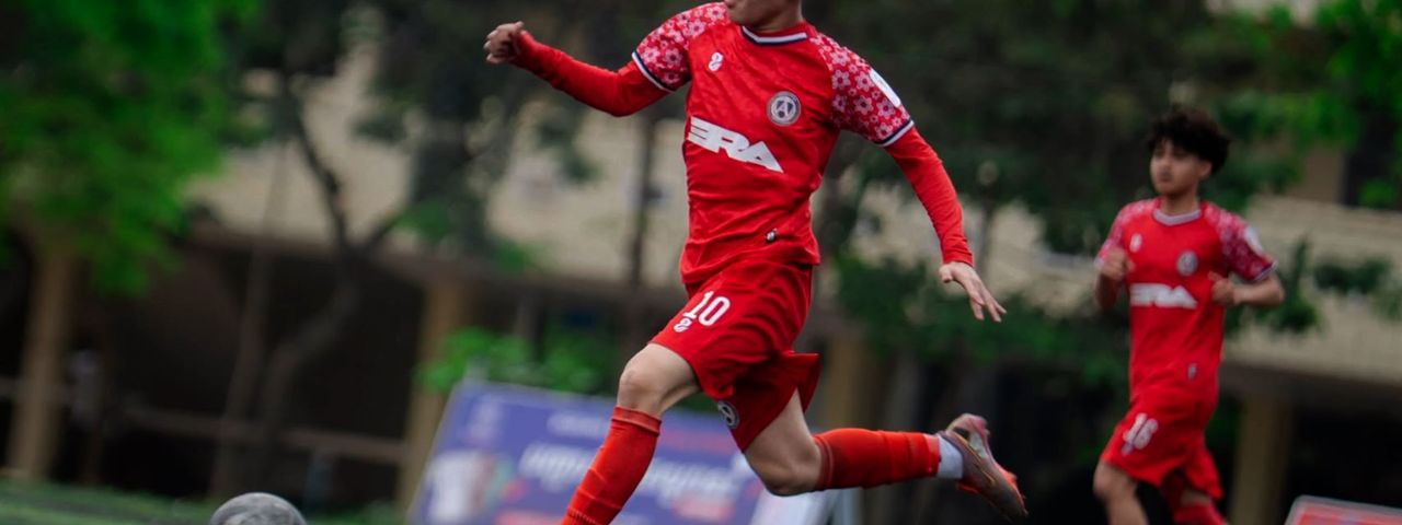 Image for article: យុវជន តេង ឈានឡុង៖ តាមរយៈពានរង្វាន់វិទ្យាល័យធ្វើឱ្យគេមានទំនាក់ទំនងល្អនិងទទួលបានការគាំទ្រច្រើនជាងមុន