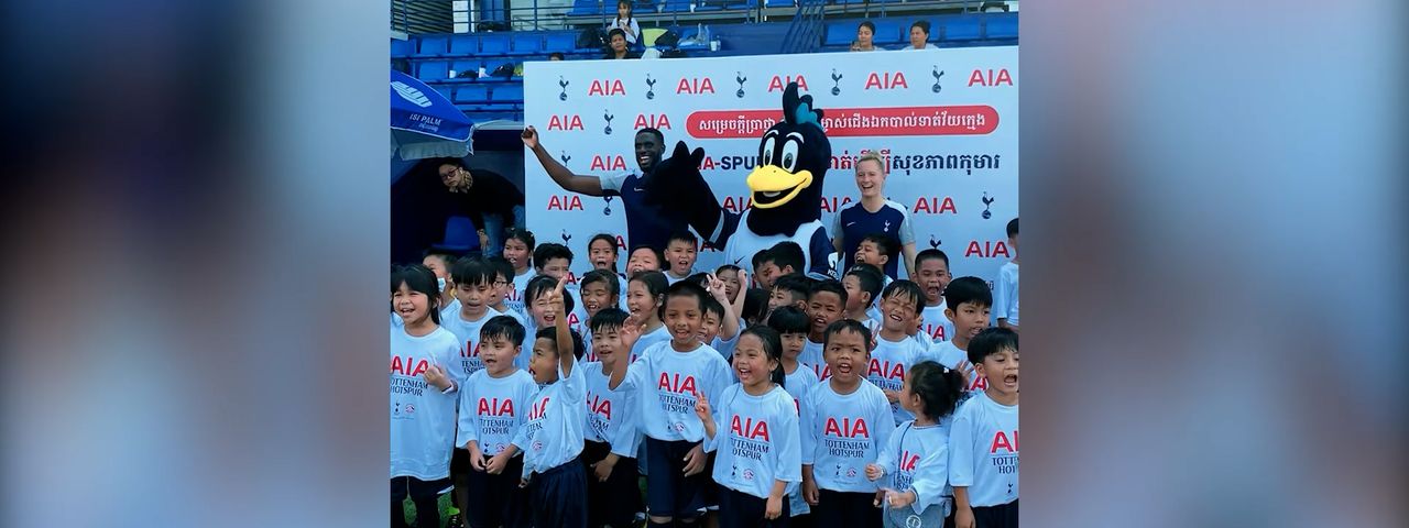 Image for article: គ្រូបង្វឹកពីក្លឹប Tottenham Hotspur មកចែករំលែកបច្ចេកទេសបាល់ទាត់កុមារជិត១ពាន់នាក់នាទីលាន ISI Park