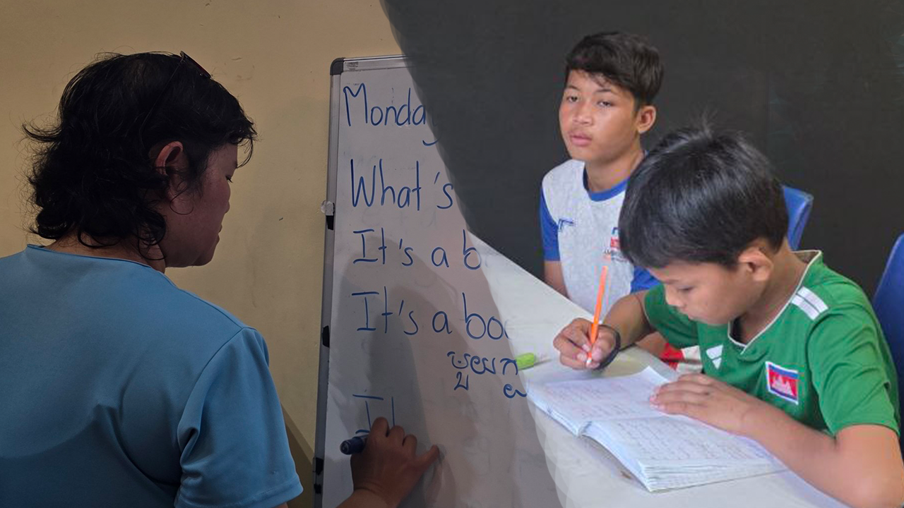 ឆ្លៀតពីការជូនកូនហ្វឹកហាត់រាល់ថ្ងៃ អ្នកស្រី ជីវ គីមហ៊ាន់ ស្ម័គ្រចិត្ត បង្រៀនភាសាអង់គ្លេសដល់យុវជនថ្នាលប្រដាល់សកលនៅស្តាតអូឡាំពិកដោយឥតគិតថ្លៃ