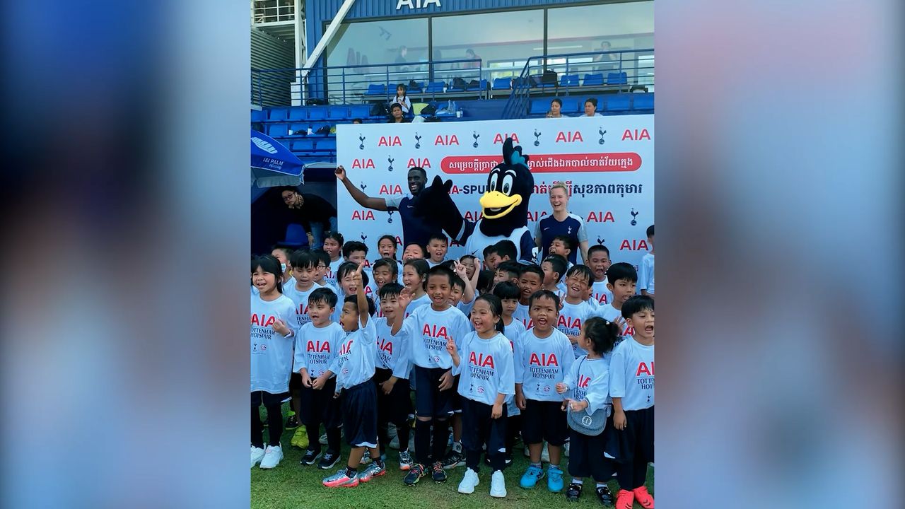 គ្រូបង្វឹកពីក្លឹប Tottenham Hotspur មកចែករំលែកបច្ចេកទេសបាល់ទាត់កុមារជិត១ពាន់នាក់នាទីលាន ISI Park