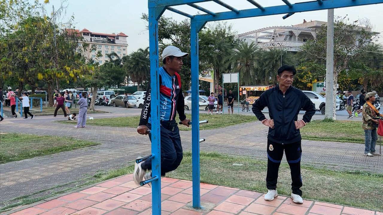 លោក រត័្ន ប៊ុនថន មានវ័យ៥៤ឆ្នាំ មិនមានជំងឺជាប់ខ្លួនហើយរាងកាយនៅតែមាំមួន ដោយសារការហាត់ប្រាណតាមសួនច្បាររៀងរាល់ថ្ងៃ