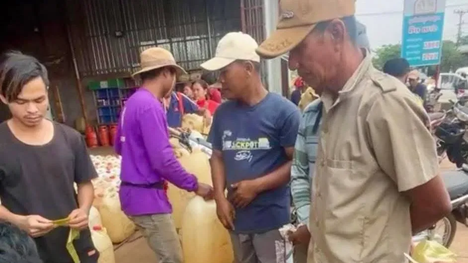 ពលរដ្ឋសម្រុកទិញប្រេងស្តុកទុក ខ...