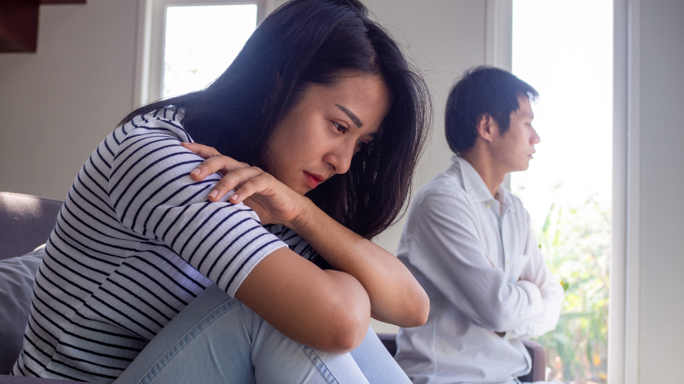 មិនប្រាប់ ស្មើនឹងមិនស្រឡាញ់? តើត្រូវធ្វើបែបណា នៅពេលដែលមានរឿងត្រូវលាក់បាំងពីដៃគូ?