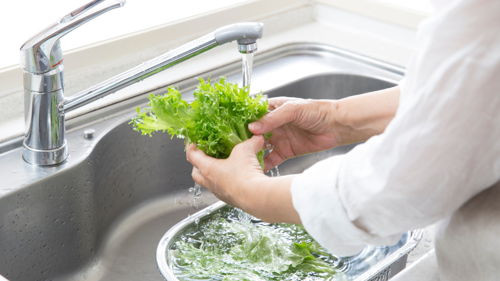 បើមិនចង់ទទួលទានសារធាតុគីមី គួរឈប់លាងបន្លែតាម ៥វិធីនេះ