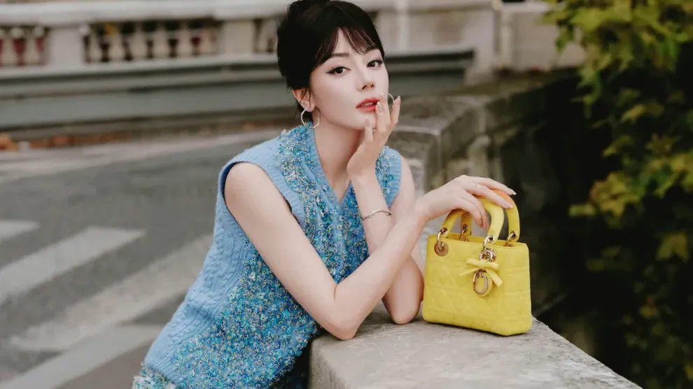 Dilraba Dilmurat ជាប់គាំងនៅឌូបៃ នាំឱ្យខកខានមិនបានចូលរួមកម្មវិធីបង្ហាញម៉ូដរបស់ Dior