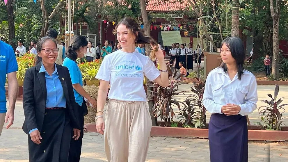 តួឯកស្រីរឿង Cinderella កញ្ញា Lily James បានមកទស្សនកិច្ចនៅកម្ពុជា និងបានលេងល្បែងប្រជាប្រិយខ្មែរ