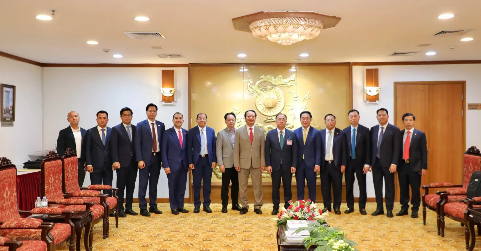 អ្នកឧកញ៉ា គិត ម៉េង៖ កម្ពុជា-វៀ...