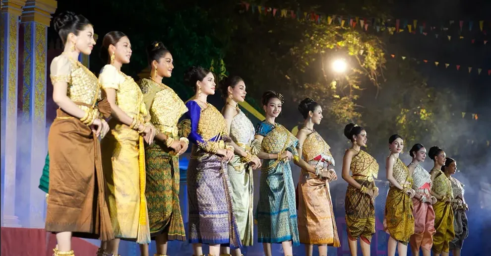 បវរកញ្ញាខ្មែរជាច្រើនរូបបង្ហាញម៉ូដសម្លៀកបំពាក់ស្បៃបុរាណខ្មែរ នាកម្មវិធី នគរសង្ក្រាន្ត