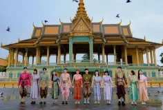 ការតុបតែងខ្លួនបែបបុរាណថតនៅមុខព្រះបរមរាជវាំងកំពុងពេញនិយមទាំងភ្ញៀវជាតិ និងអន្តរជាតិ