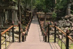 ស្ពានឈើថ្មើរជើងប្រាសាទបេងមាលា ទើបសង់រួច ស្អាតប្រៀបបានជណ្ដើរឡើងឋានសួគ៌បុរាណ