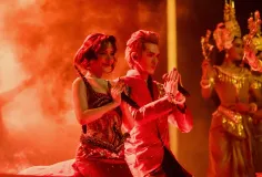 អ្នកទស្សនារាប់ម៉ឺននាក់ហ៊ោកញ្ជ្រៀវ គាំទ្រការសម្ដែង ទេព បូព្រឹក្ស &amp; ជី ដេវីត នៅ Round Festival