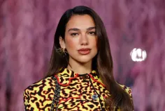 Dua Lipa ប្តឹងក្រុមហ៊ុន Samsung ទាមទារសំណង ១៥ លានដុល្លារ ជុំវិញការប្រើប្រាស់រូបភាពនាងលើប្រអប់ទូរទស្សន៍