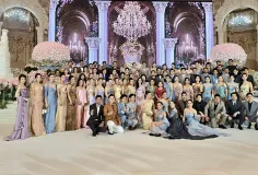 មង្គលការកូនស្រីម្ចាស់សម្អាងការ ប៉ារ៉ាឌី តារាល្បីៗជ្រើសប្រើឈុតប្រណីតច្នៃដោយ ប៉ារ៉ាឌី ផ្ទាល់