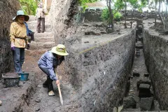 អាជ្ញាធរជាតិអប្សរា ធ្វើកំណាយជុំវិញកំពែងព្រះបរមរាជវាំងនៃក្រុងអង្គរធំ រកឃើញប្រព័ន្ធបង្ហូរទឹកបុរាណ - Article