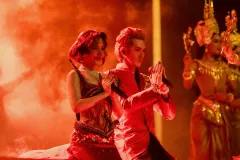 អ្នកទស្សនារាប់ម៉ឺននាក់ហ៊ោកញ្ជ្រៀវ គាំទ្រការសម្ដែង ទេព បូព្រឹក្ស &amp; ជី ដេវីត នៅ Round Festival - Article