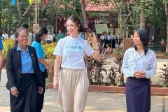 តួឯកស្រីរឿង Cinderella កញ្ញា Lily James បានមកទស្សនកិច្ចនៅកម្ពុជា និងបានលេងល្បែងប្រជាប្រិយខ្មែរ - Article