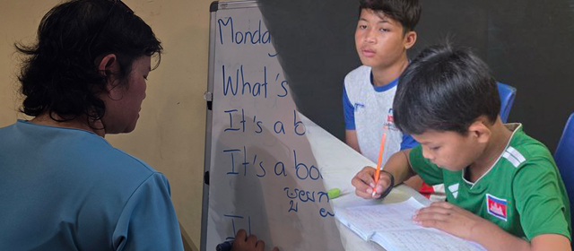 ឆ្លៀតពីការជូនកូនហ្វឹកហាត់រាល់ថ្ងៃ អ្នកស្រី ជីវ គីមហ៊ាន់ ស្ម័គ្រចិត្ត បង្រៀនភាសាអង់គ្លេសដល់យុវជនថ្នាលប្រដាល់សកលនៅស្តាតអូឡាំពិកដោយឥតគិតថ្លៃ