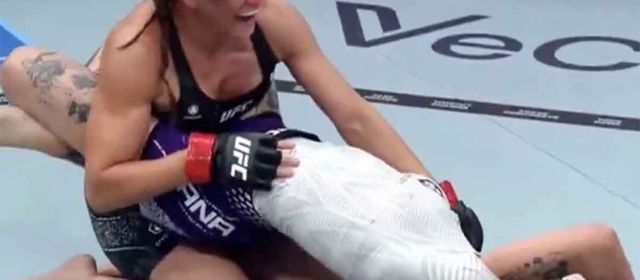 ប្រវត្តិសាស្ត្រថ្មីក្នុង UFC! កីឡាការិនី Alice Ardelean ប្រើក្បាច់ចម្លែកអស្ចារ្យ ‘Capsule Lock’ ឲ្យគូប្រកួតចុះចាញ់ ទាំងកំពុងរងការវាយសម្រុក