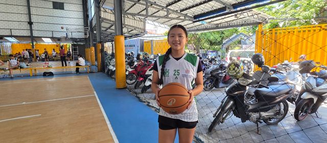 ឆ្លៀតឱកាសពីការមកលេងមាតុភូមិ កូនខ្មែរនូវែលសេឡង់ Jassica Ly ចូលរួមលេងកីឡាបាល់បោះក្នុងសាកលវិទ្យាល័យអាស៊ីអឺរ៉ុប