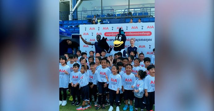 គ្រូបង្វឹកពីក្លឹប Tottenham Hotspur មកចែករំលែកបច្ចេកទេសបាល់ទាត់កុមារជិត១ពាន់នាក់នាទីលាន ISI Park